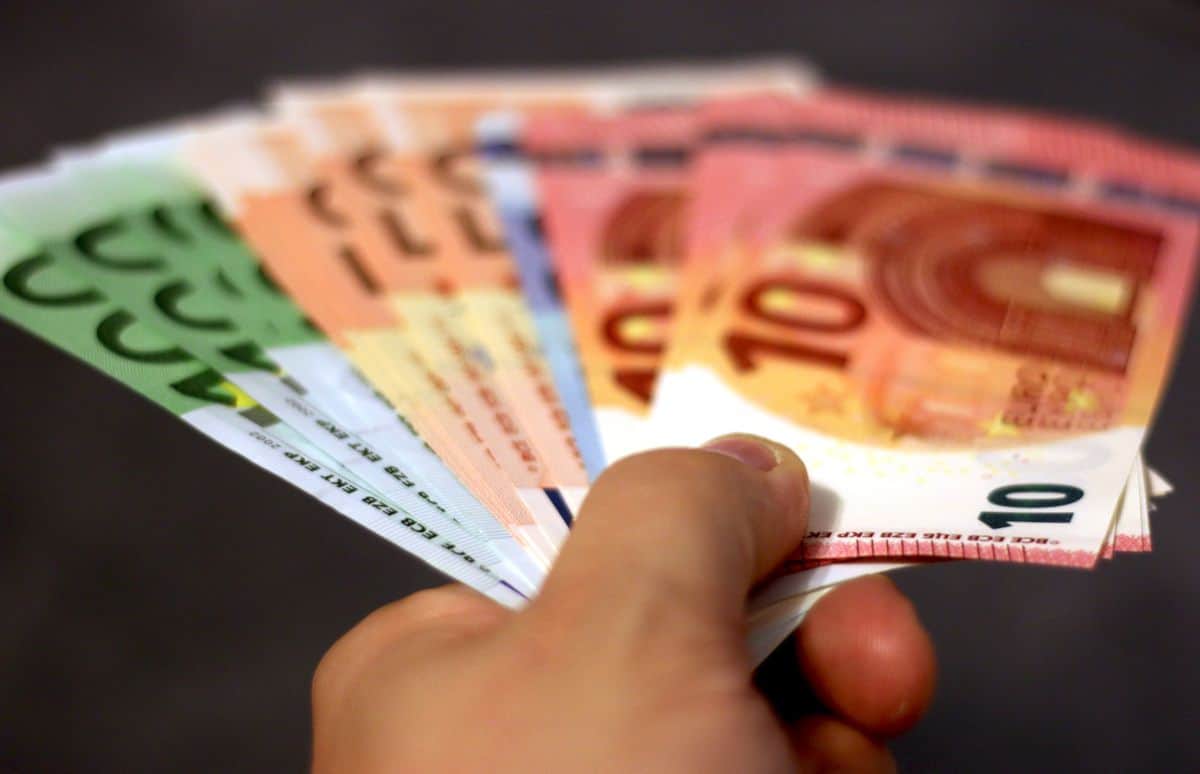 Zarobki opiekunki w Niemczech, banknoty euro